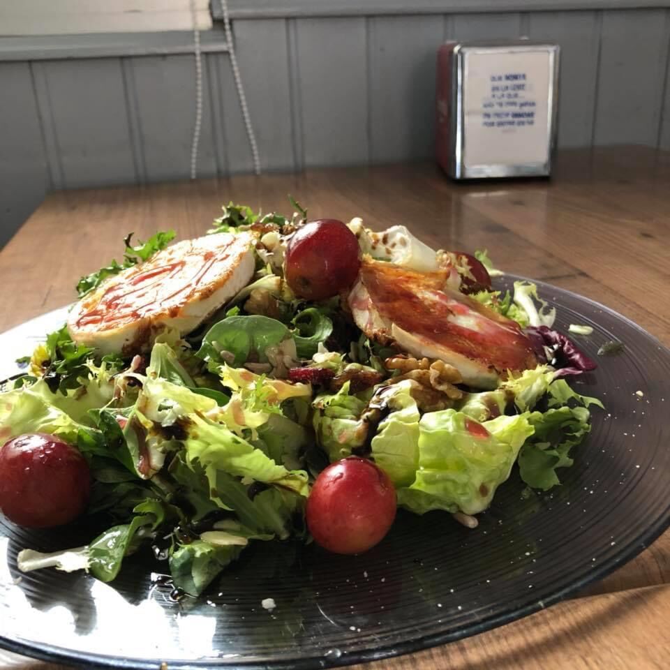 ENSALADA CON QUESO DE CABRA