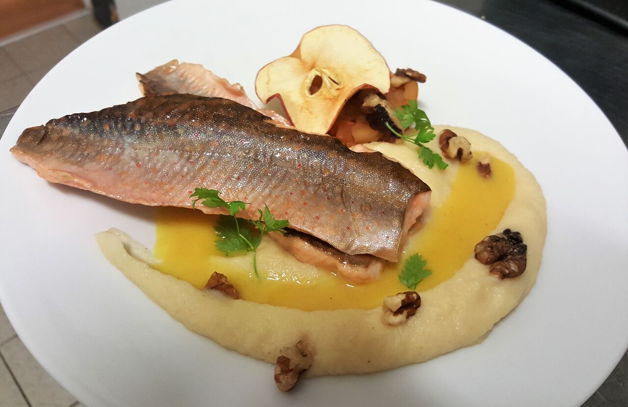 Saumon Fontaine et sa purée de pomme céleri aux éclats de noix 