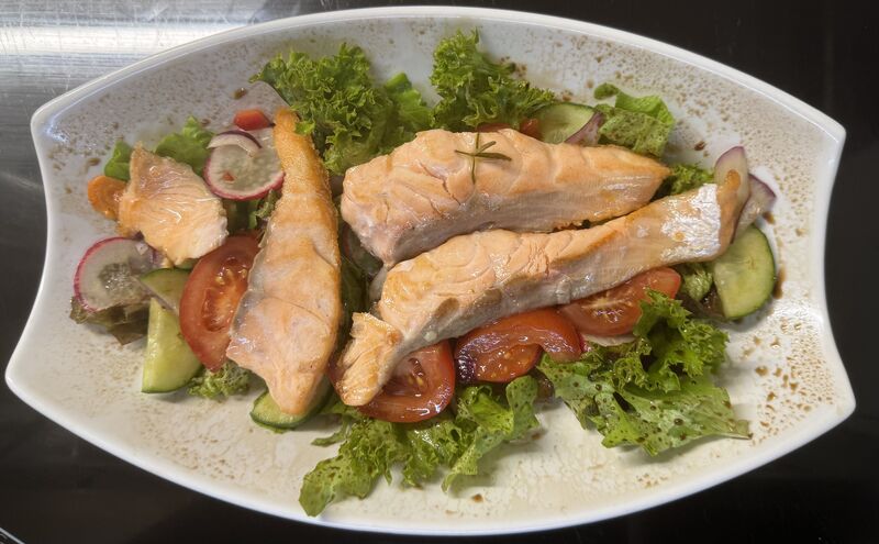 Salt mit gegrillter Lachs 