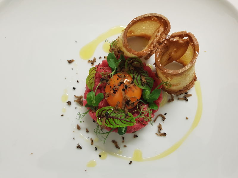 Tartare di Manzo con uovo e tartufo
