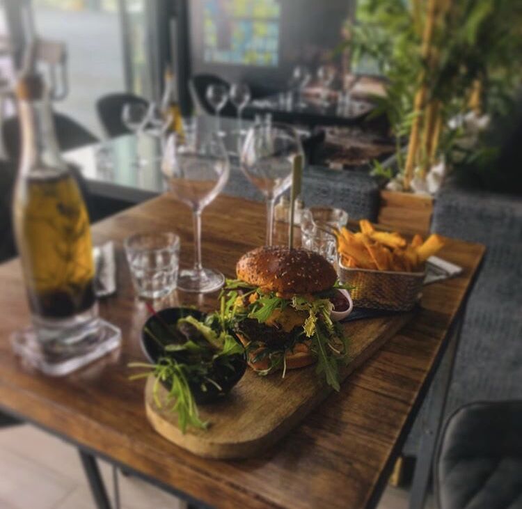 De nombreux burgers qui vous feront voyager au travers des Etats-Unis dans notre restaurant...
Réf. Burger Miami