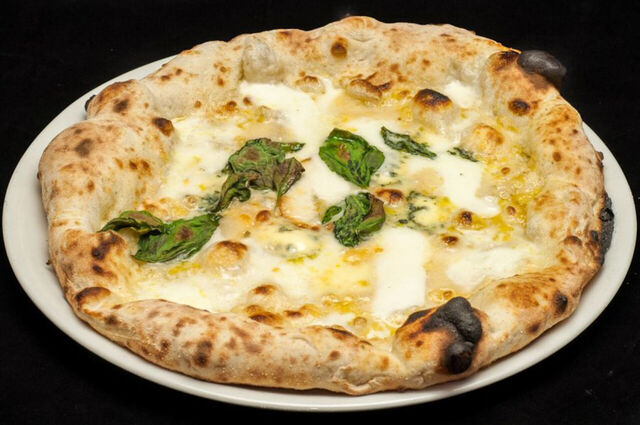 La 4 formaggi
base di fior di latte ,provola di Agerola affumicata,gorgonzola piccante Doc