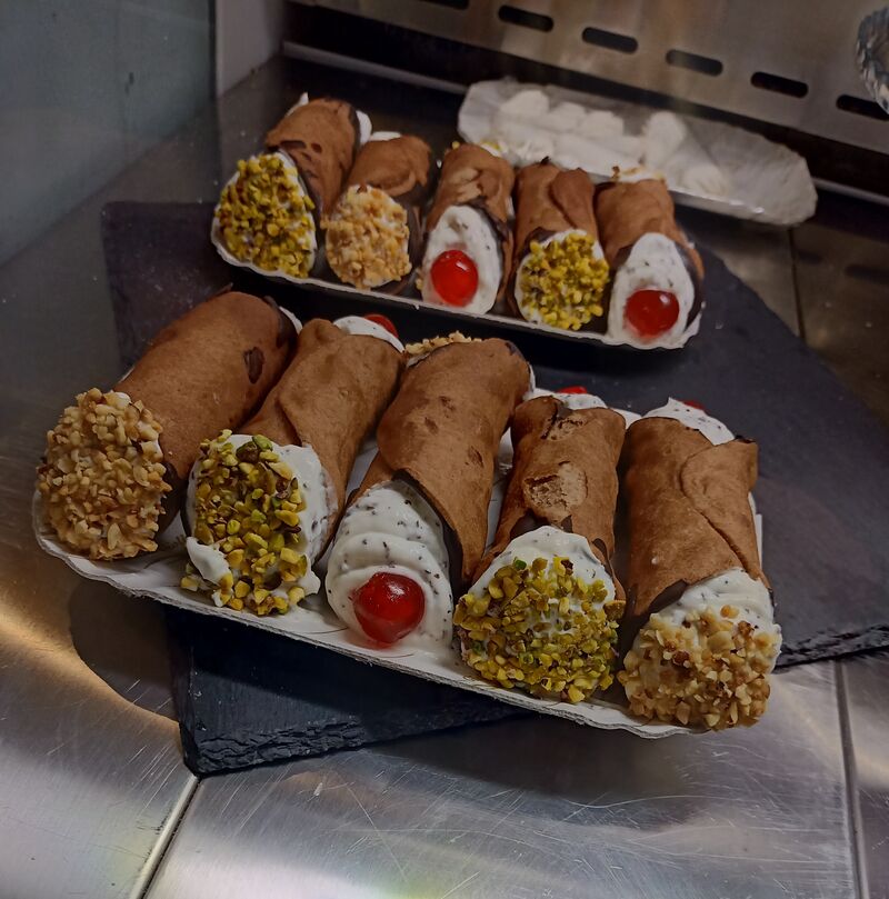 Cannoli senza glutine e con ricotta di pecora senza lattosio.
La cialda è rigorosamente prodotta nel nostro laboratorio.