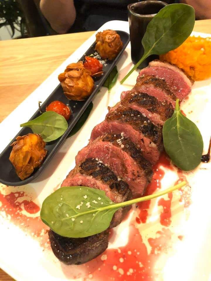 Magret de canard à l'orange, pommes amandines et purée de patate douce