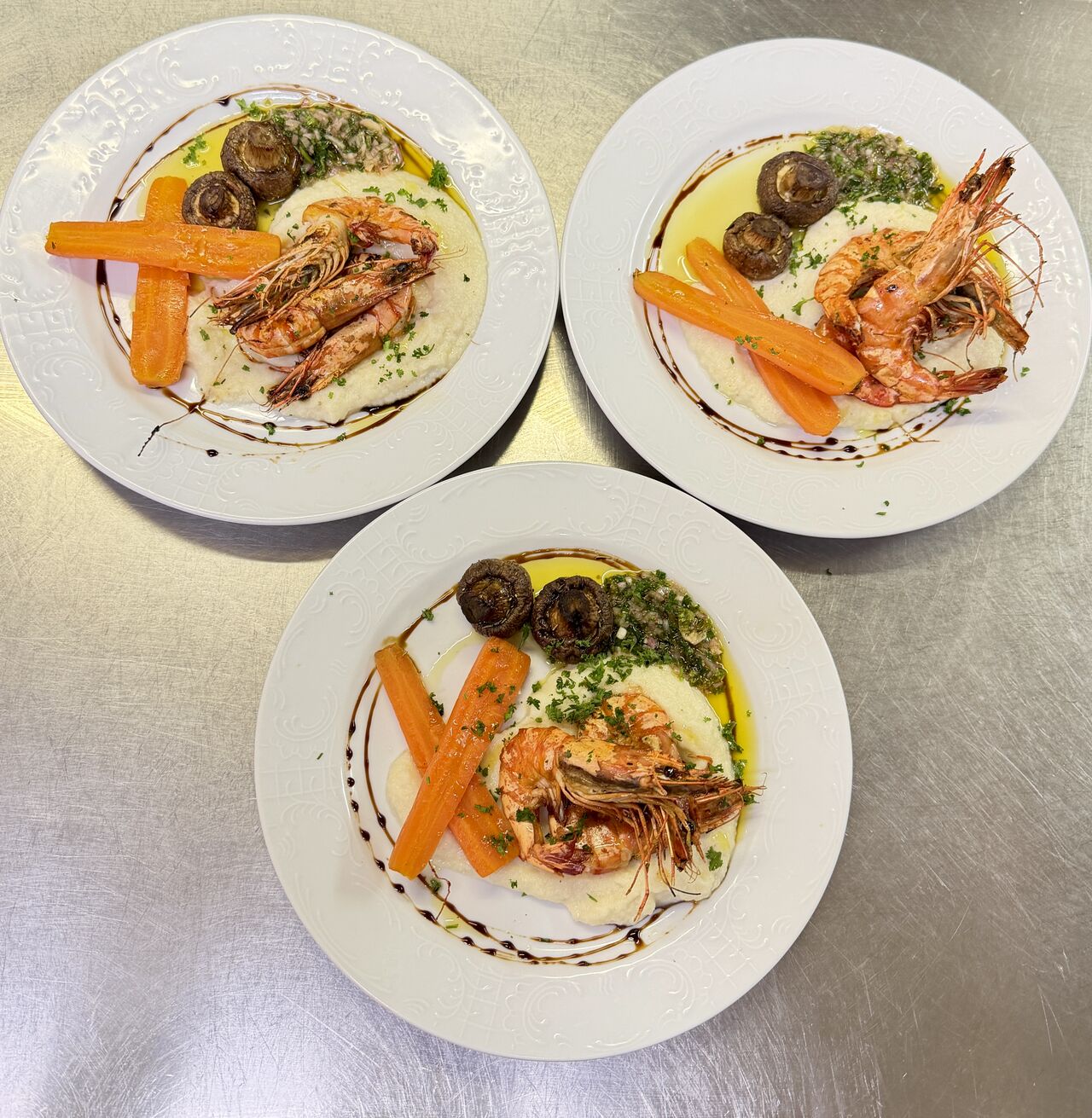 Gambas a la plancha, champignons rôti sauce chimichuri 