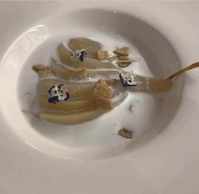 Poire pochée, sirop fleur de palmier au gingembre