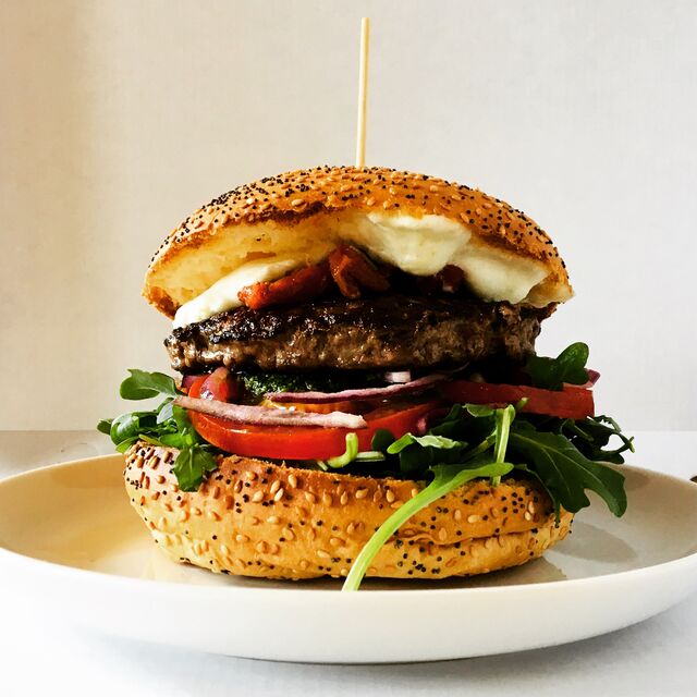 Gran Torino Burger
Steak haché, pesto maison, roquette, oignons rouge, tomates, tomates séchées, mozzarella di Bufala AOP.