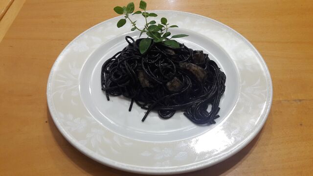 Spaghetti neri al nero di seppia