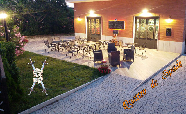 Curata e riservata area esterna privata a vostra disposizione! Prenota il tavolo.. il parcheggio è interno e riservato a voi!