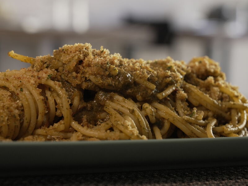 spaghetti con pe sarde e pane atturratu