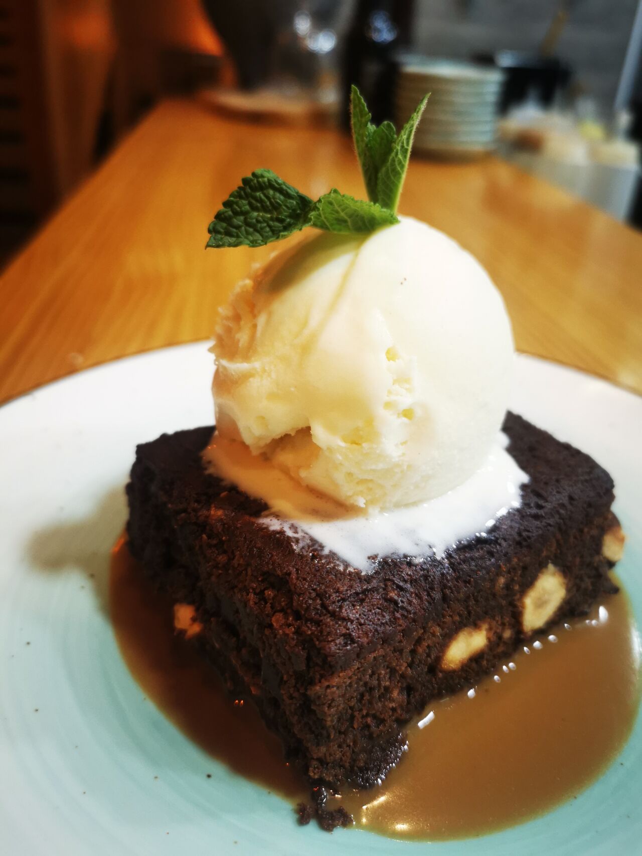 BROWNIE DE AVELLANAS CON CHIPOTLE, TOFE DE MISTELA CON CHIPOTLE Y HELADO DE NARANJA Y CUANTRO