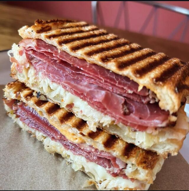 Pastrami de pan croissant con chucrut y queso gouda