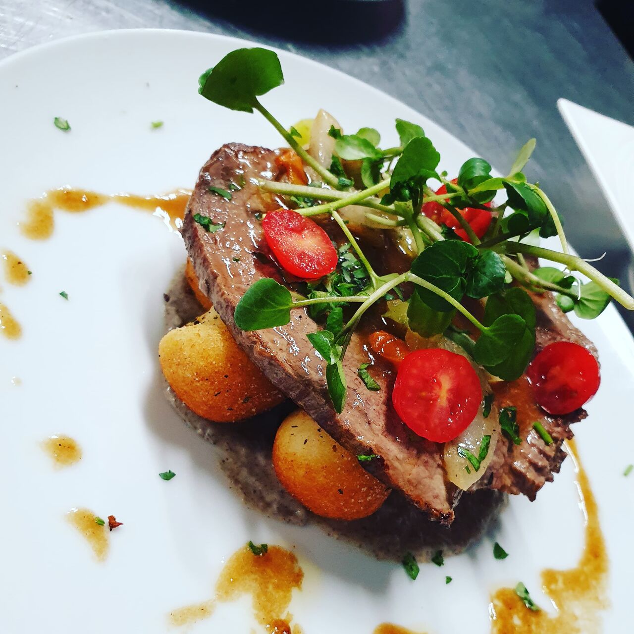 rôti de boeuf accompagné de ses pommes dauphines