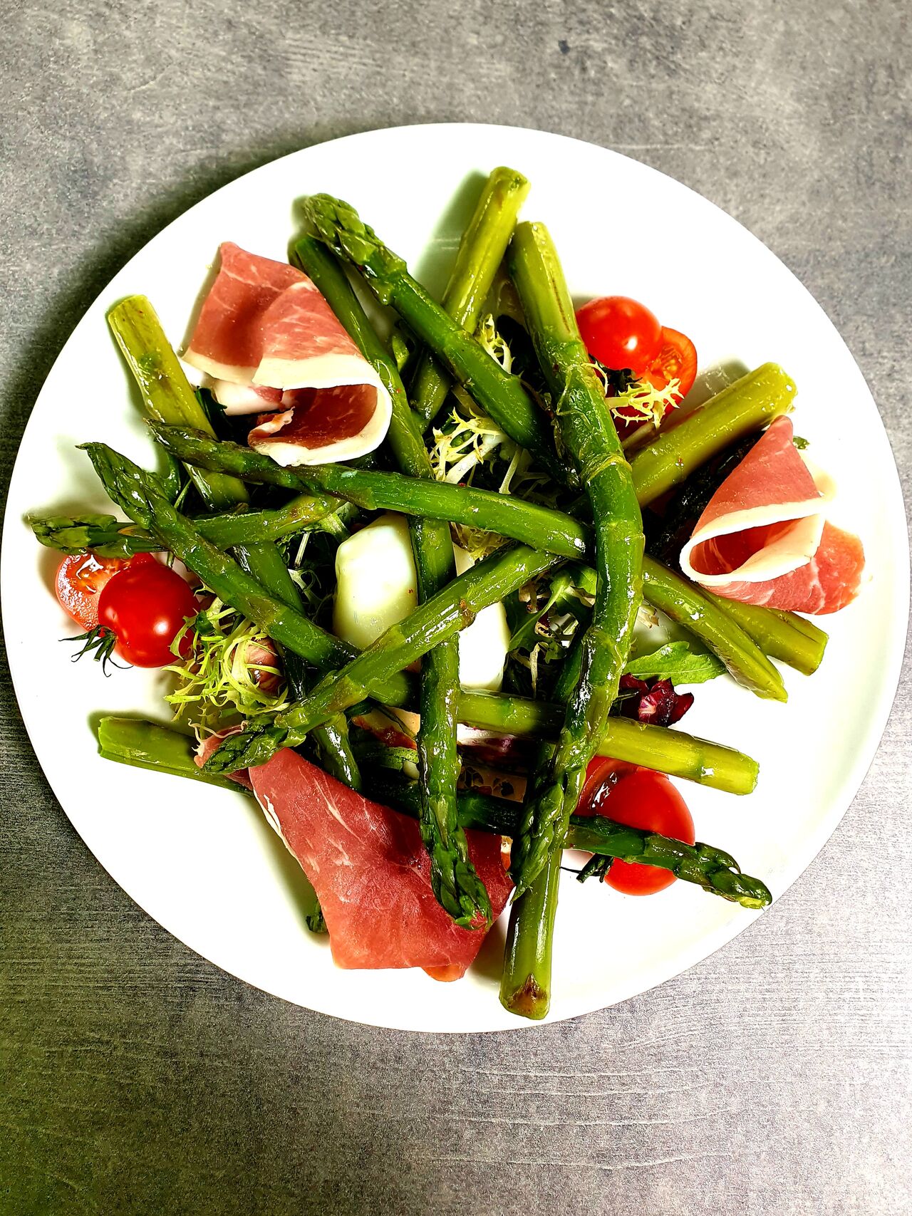 Salade d'asperges vertes, œuf parfait, jambon de pays de la 