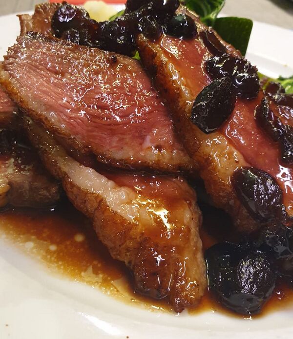 Magrets de canard sauce cranberry.