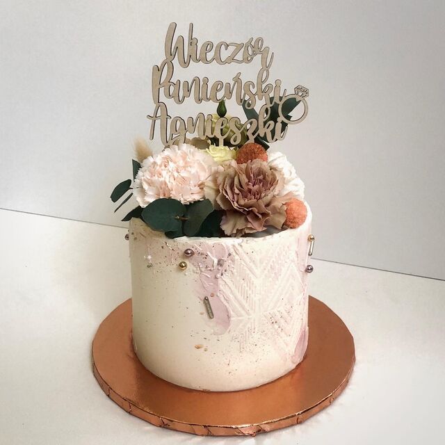 Torty okazjonalne - Wieczór panieński - ozdobiony topperem, żywymi kwiatami oraz malowany z użyciem szablonu