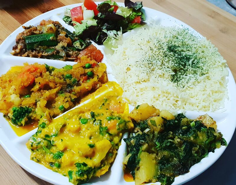 gemischte Platte mit Korma und Curry - Lamm, Hähnchen und vegetarisch