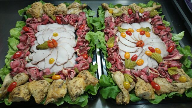 Plateaux viandes froides (buffet): par pers
1 morceau poulet fermier
2 tranches longe de porc
2 tranches faux-filet de boeuf