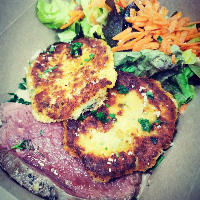Rôti de boeuf, croquettes de légumes de saison (pomme de terre et chou-fleur), salade de crudités..