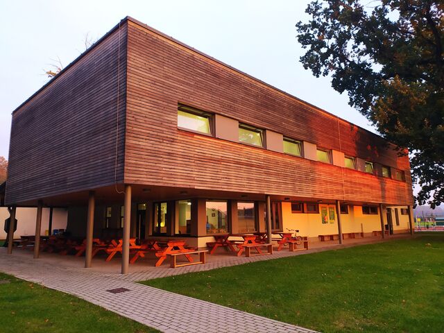 Levý roh - hospůdka Mičuda. Přízemí - fotbalové kabiny. První patro - stolní tenis.