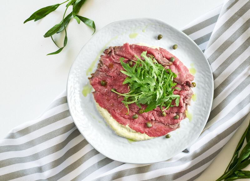 Вітело Тонато (тонко нарізані шматочки ростбіфа з телятини, з руколою на соусі з тунця та каперсів)