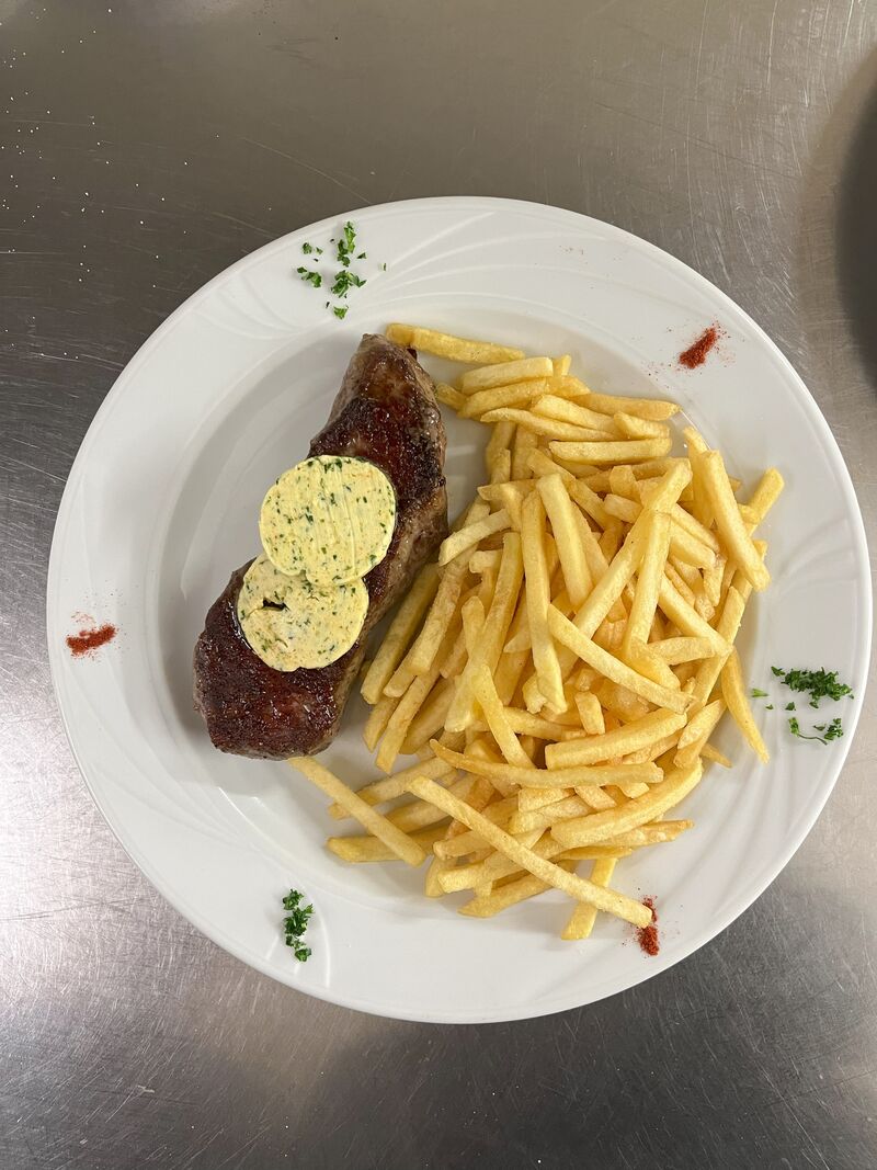 Rumpsteak mit Pommes und Kräuterbutter