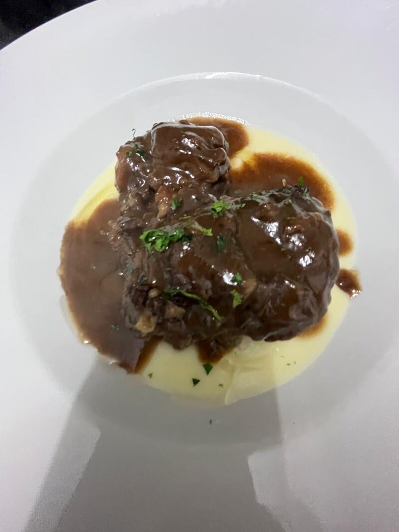 Carrillera de vaca con pure de patata