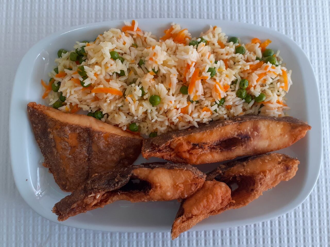 Solha Frita com Arroz de Ervilhas e Cenoura