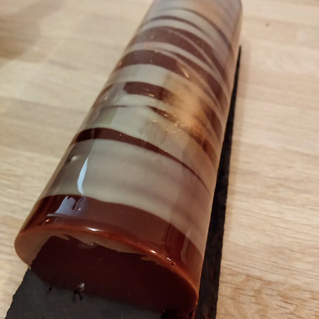 Le chocolat banane : mousse de chocolat noir intense, mousse de banane, banane flambée au rhum vanille...