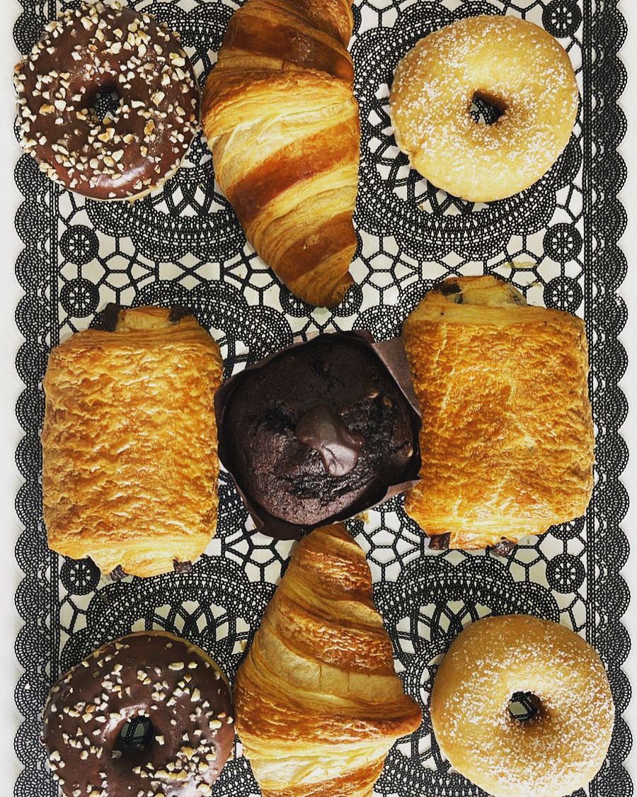 Nos croissants, donuts (nature et chocolat), muffins et pains au chocolat