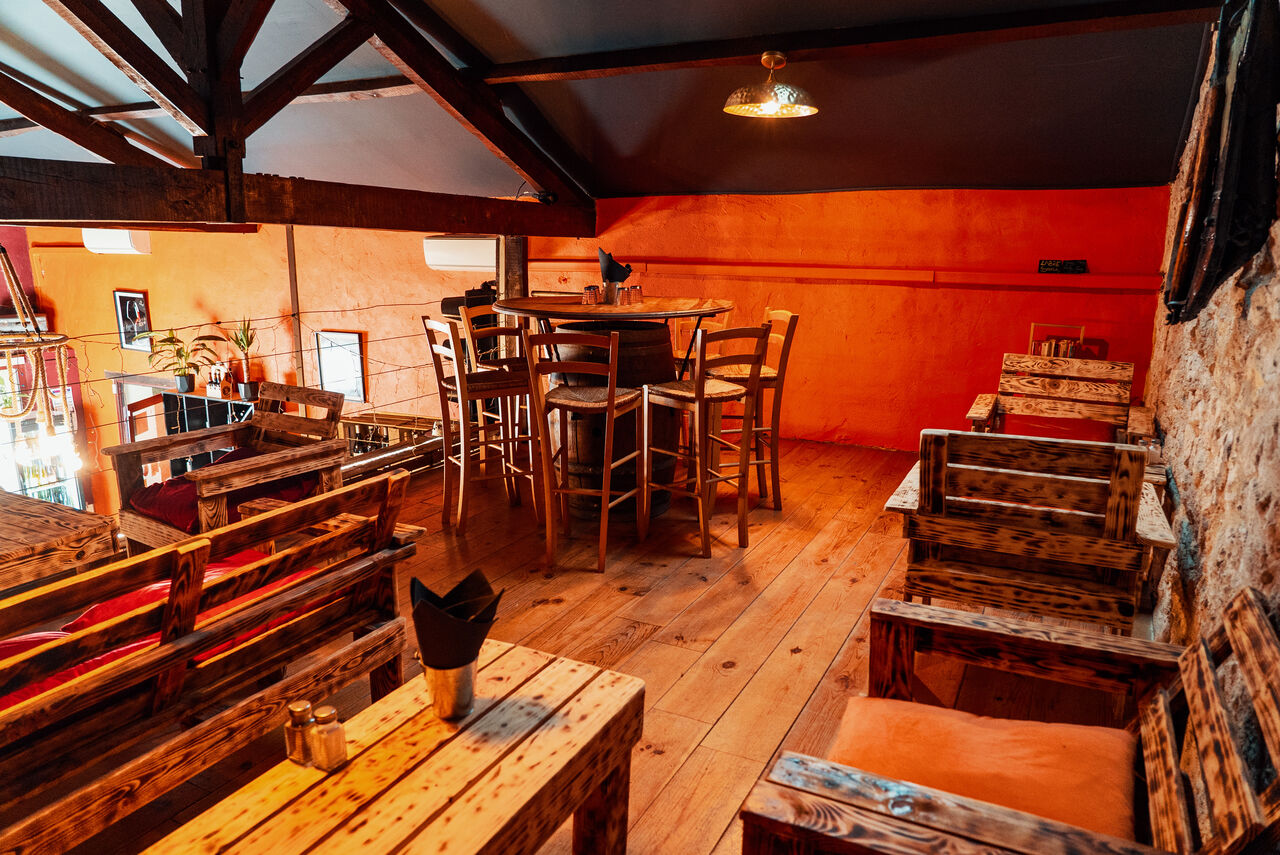 Coin cosy sur la mezzanine au-dessus du bar.