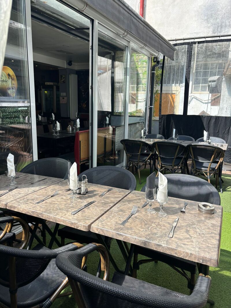 Charmante petite terrasse au fond du restaurant