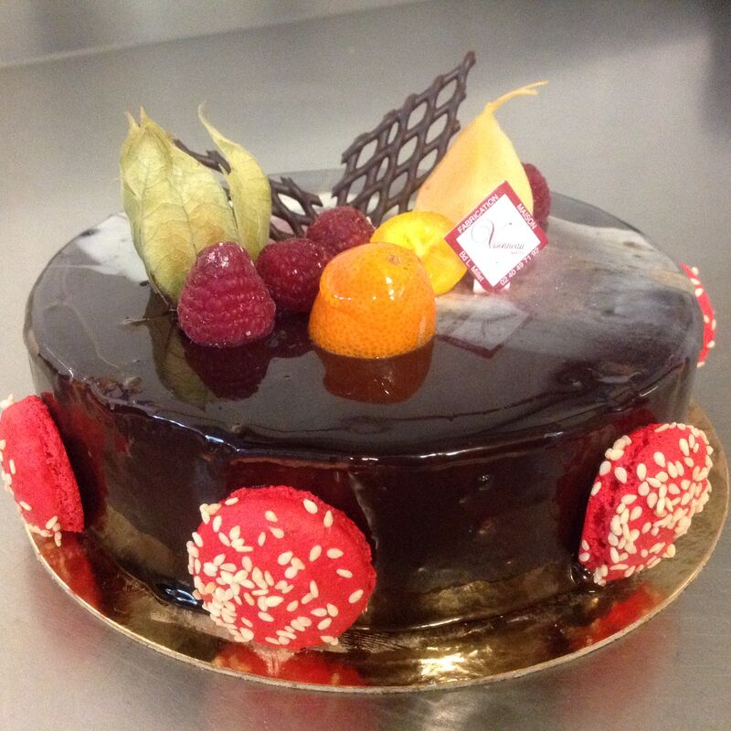 ÉLÉGANCE : mousse chocolat noir, crème brûlée vanille, biscuit aux amandes parsemé d'éclats de framboises.