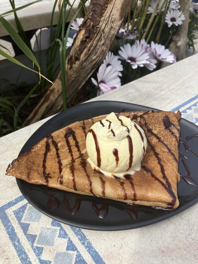 Crêpe et boule de glace vanille carte d'or, nappage chocolat