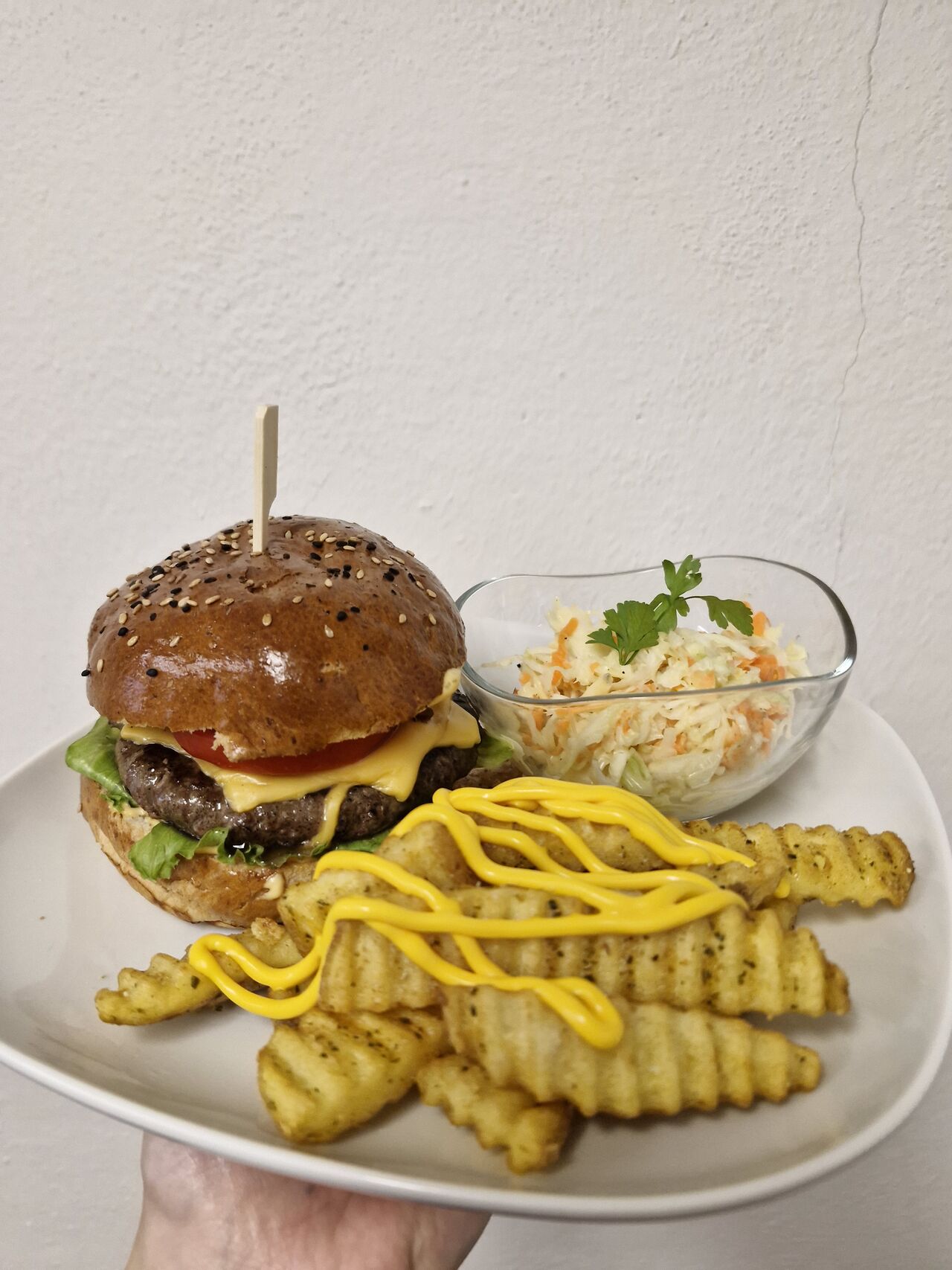 Hovězí burger, steakové hranolky a coleslaw