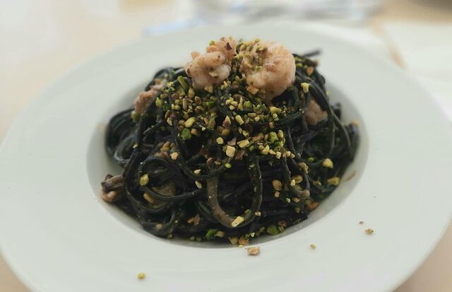 Spaghetti nero di seppia, gamberi e pistacchio 