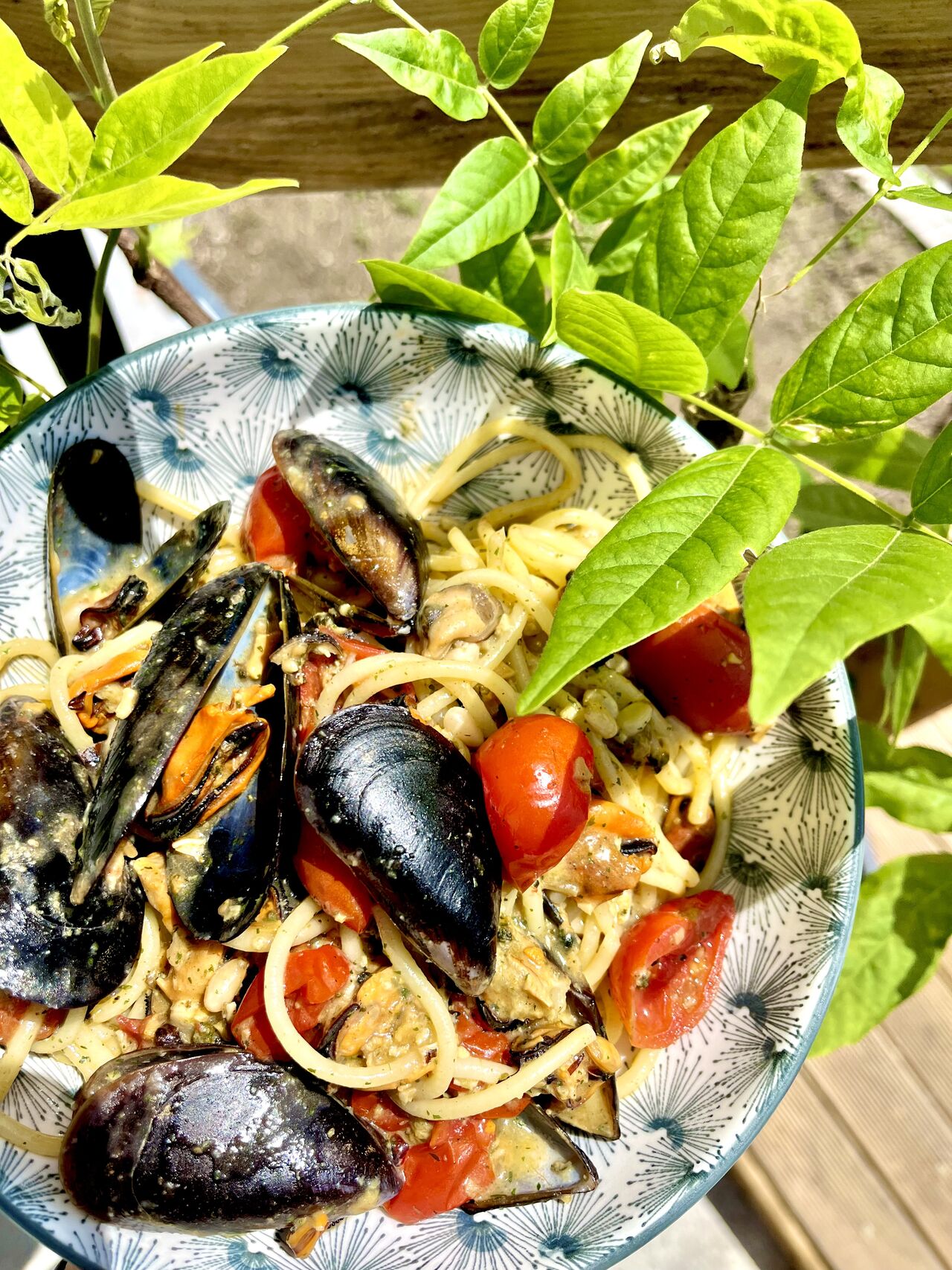 spaghetti con muscoli pomodorini e pinoli