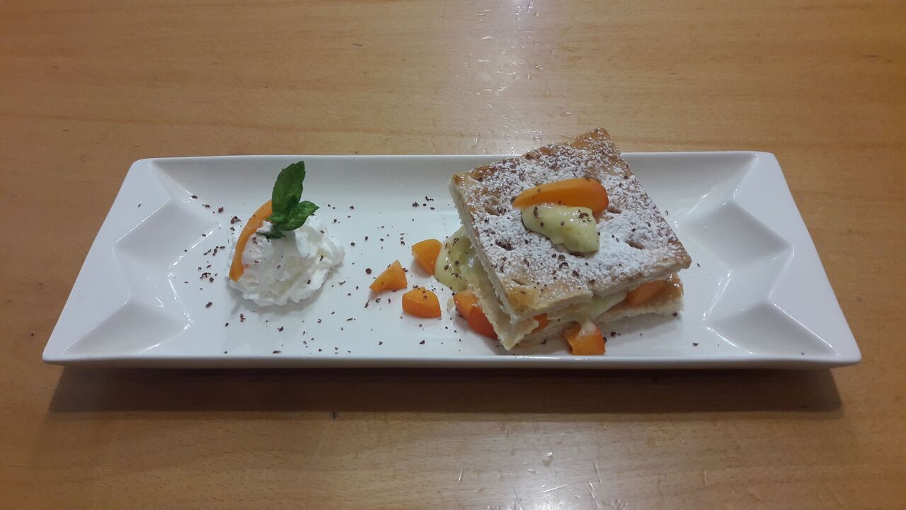 Pastasfoglia con crema pasticciera e melone a pezzetti