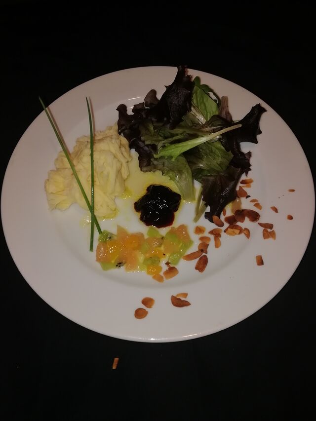Éventail de tête de moine, confiture de cerises noire, pousse de salade vinaigrette d agrumes