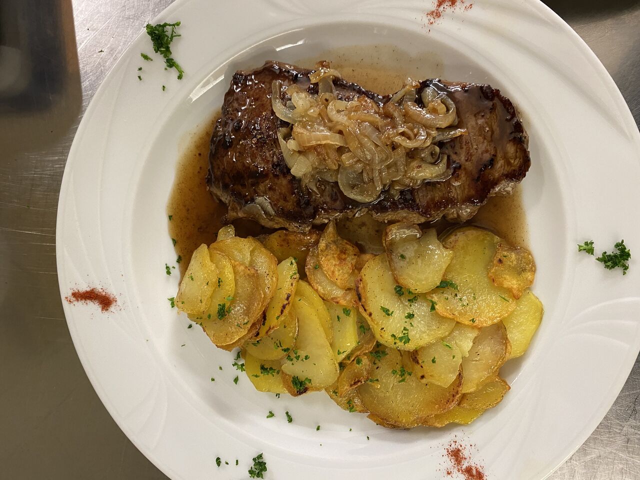 Zwiebelrostbraten mit Röstkartoffeln