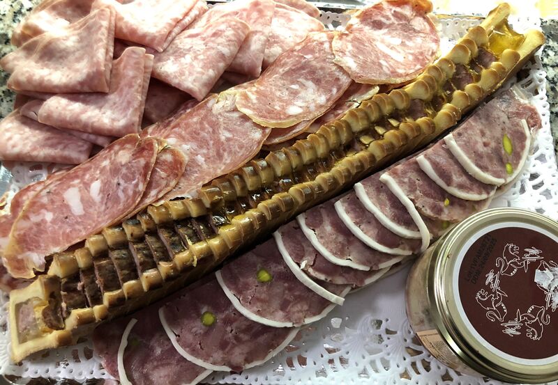 Plateaux de charcuterie selon votre budget.