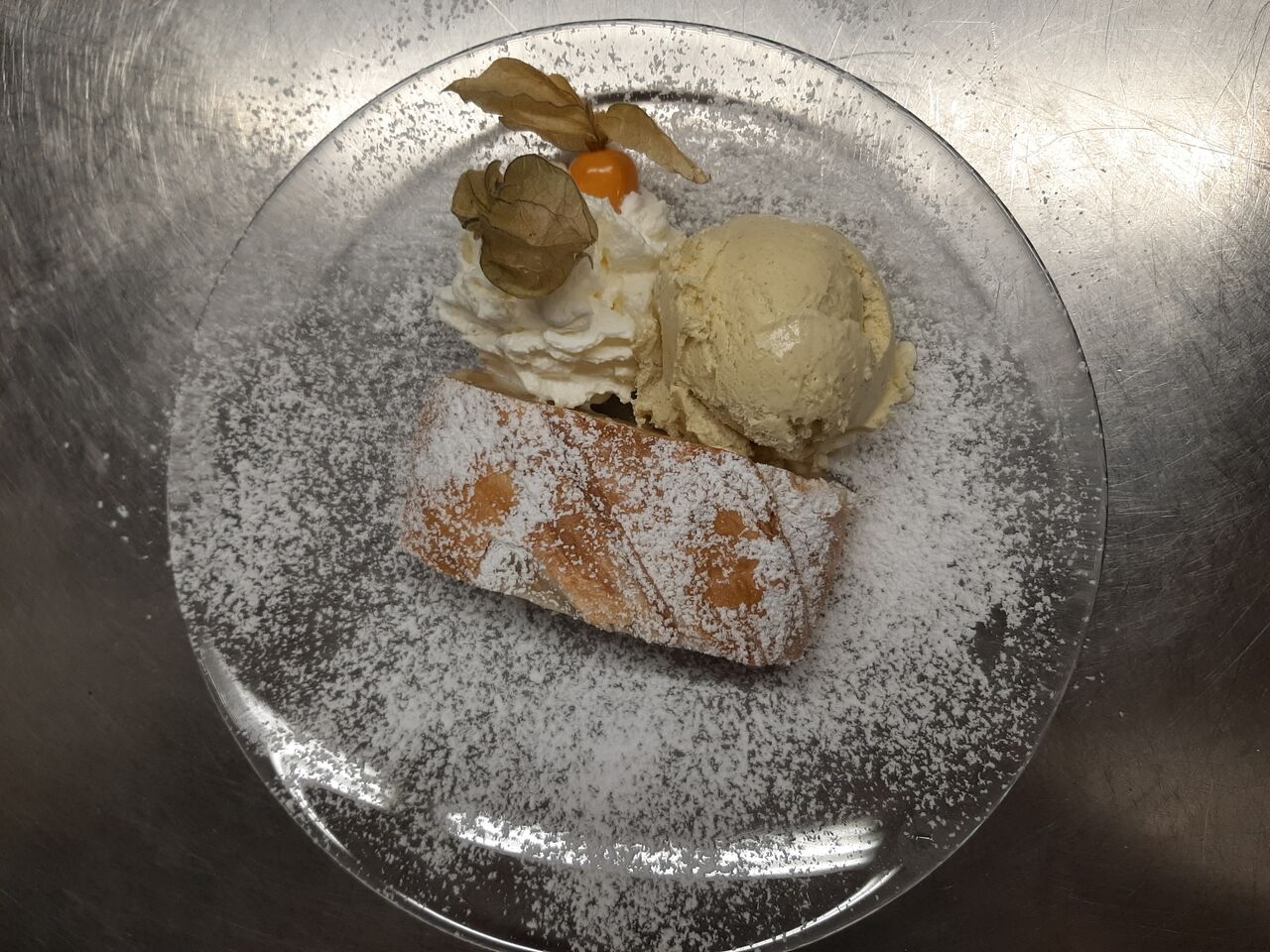 Wiener-Apfelstrüdel mit Vanilleeis