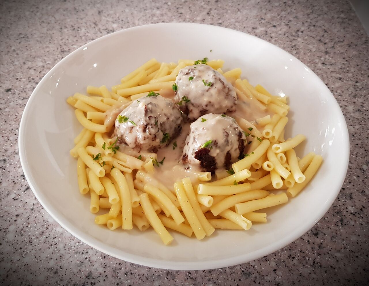 Boulettes de boeuf, sauce maison au fromage fermier et ses macaronis