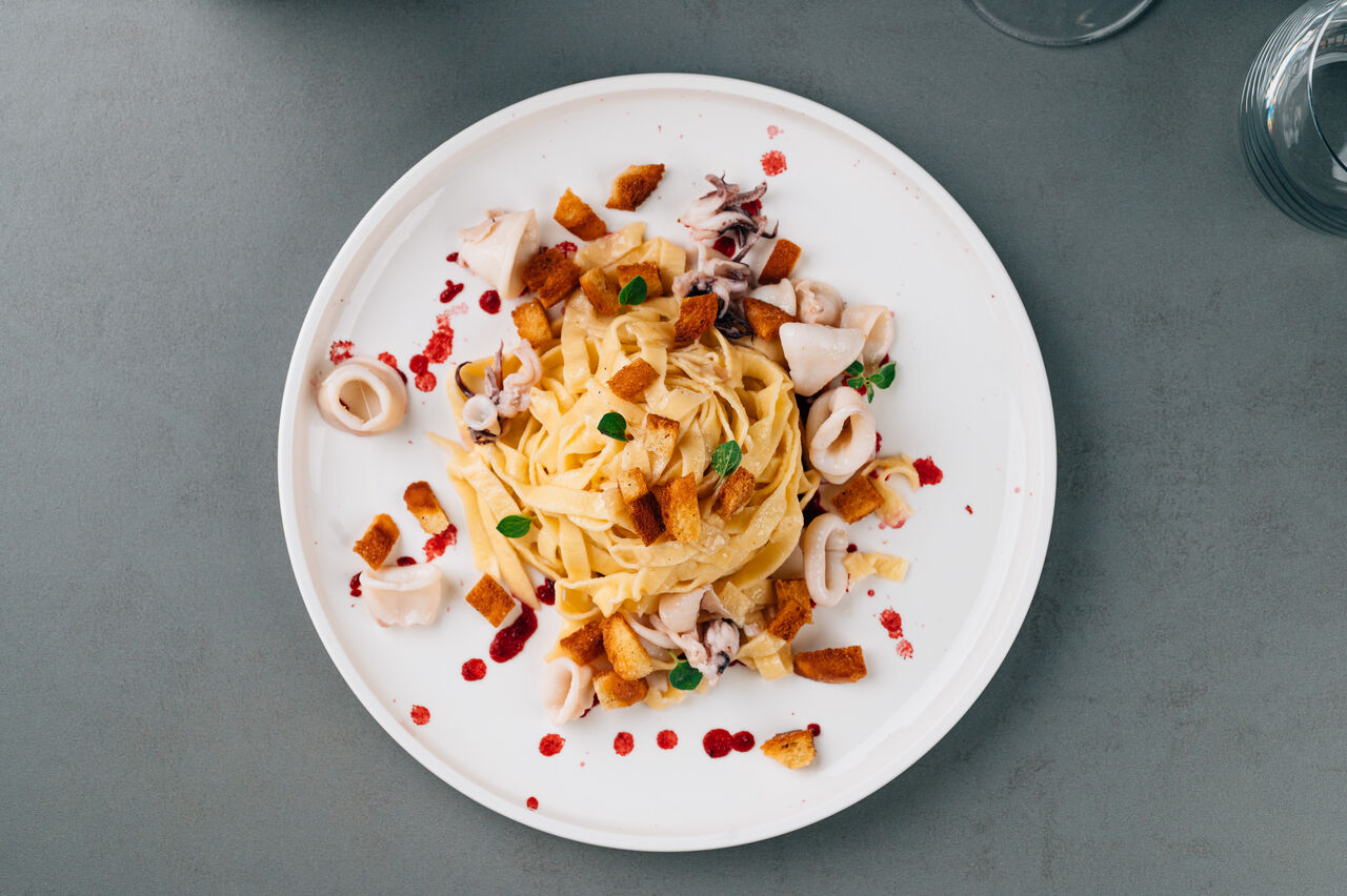 TAGLIATELLA AI CALAMARI
crema di barbabietola e crumble di pane
