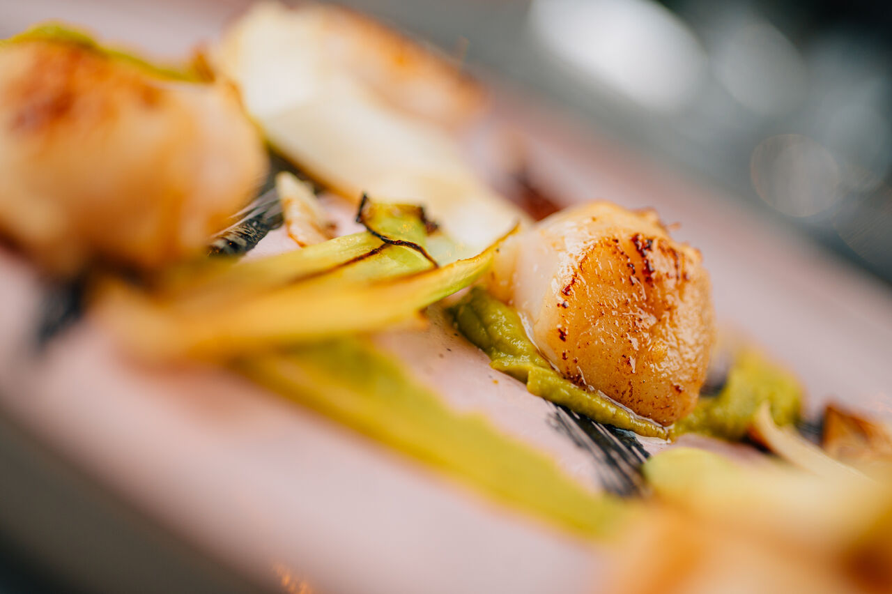 NOCI DI CAPESANTE SCOTTATE
su vellutata di piselli e porro croccante