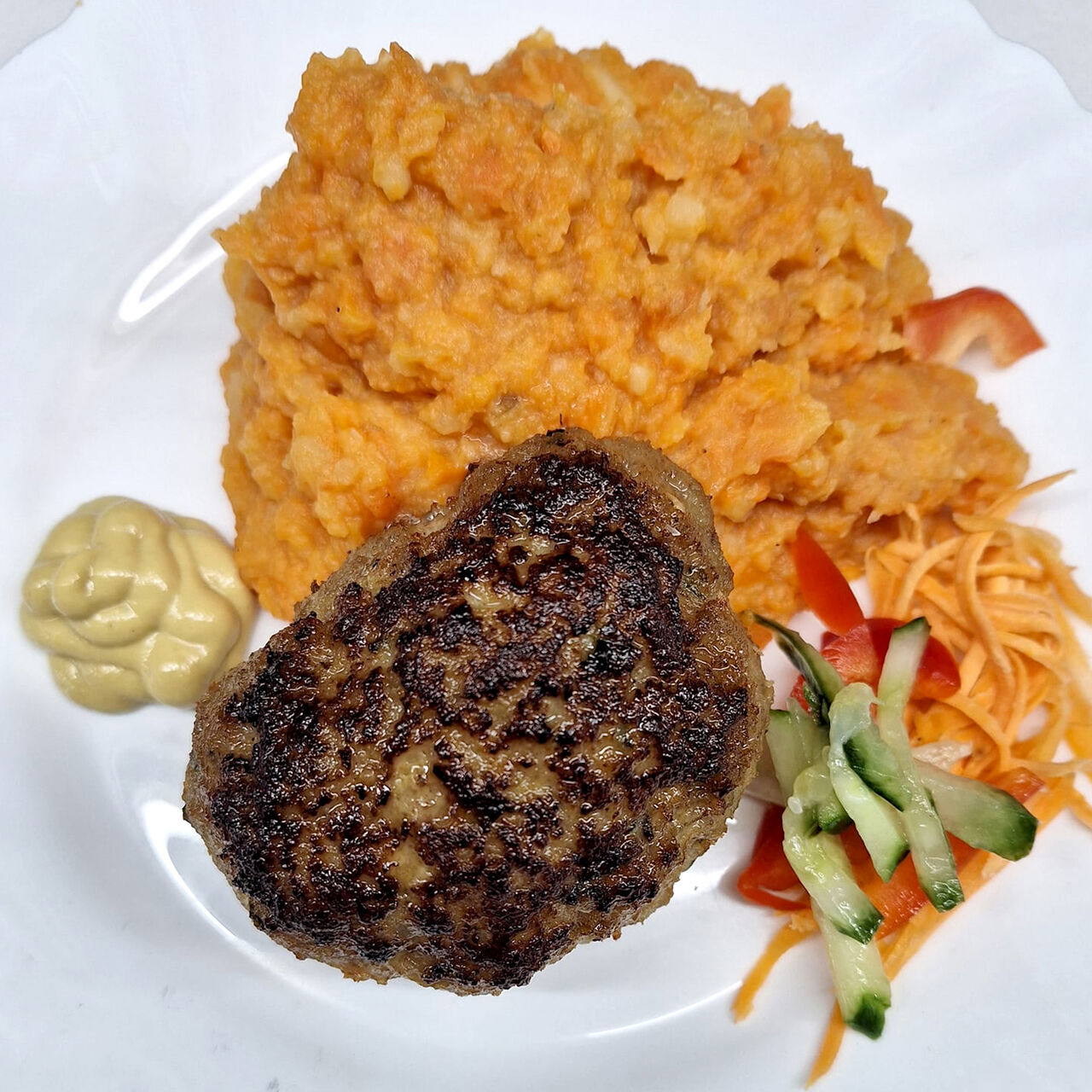 Hausgemachte Frikadelle mit Möhrengemüse