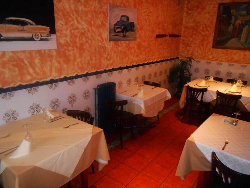 Salón anexo a la barra