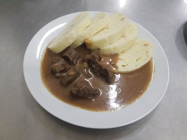 Hovězí kostky na slanině, houskový knedlík