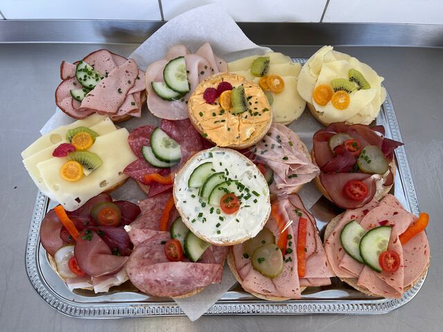 Gerne bereiten wir Ihnen für Ihr Event diverse Wust- und Käseplatten zu