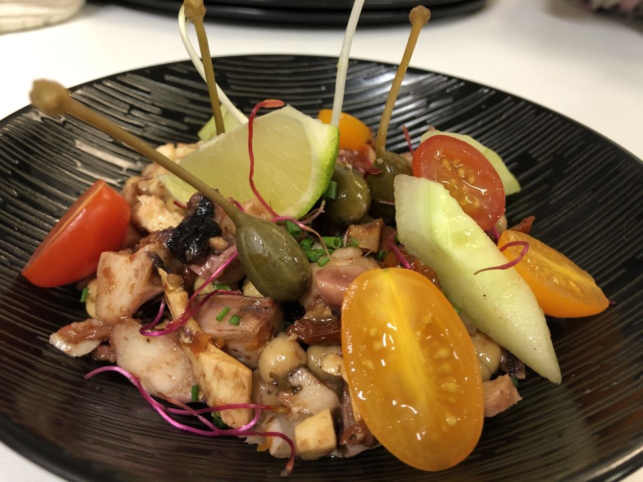 Salade de poulpe, pois chiches, tomates cerise et câpres à queue